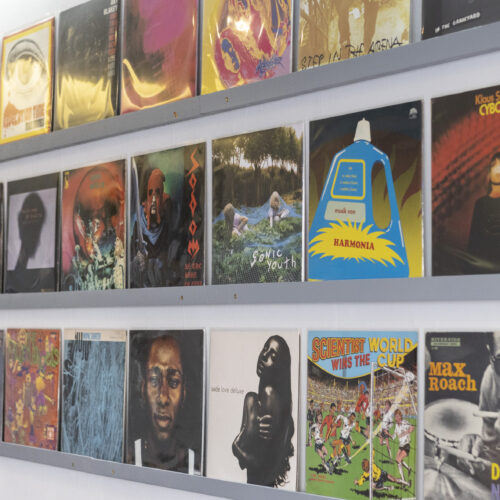 Drei Reihen Schallplatten-Cover