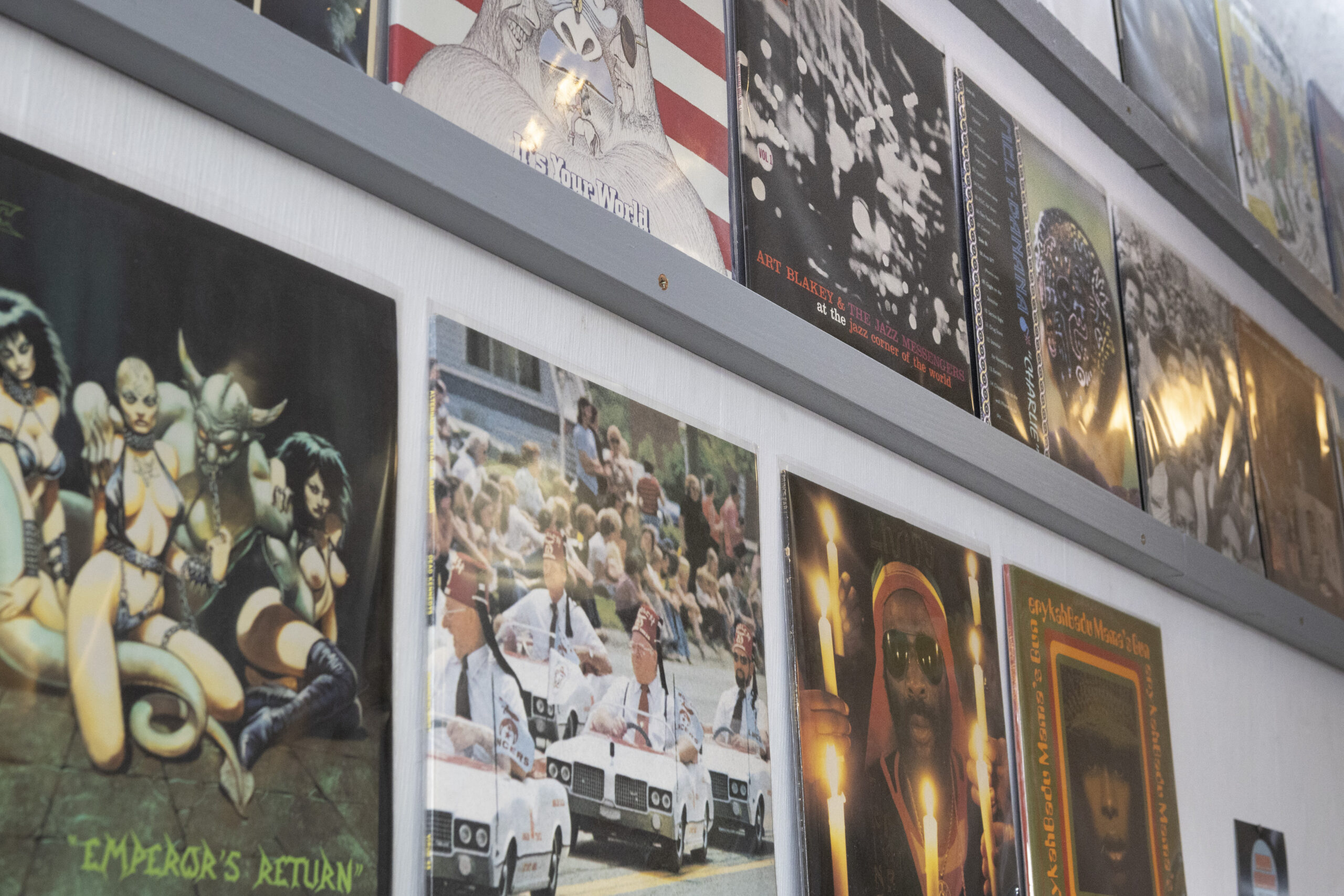 Schallplatten an der Wand von links